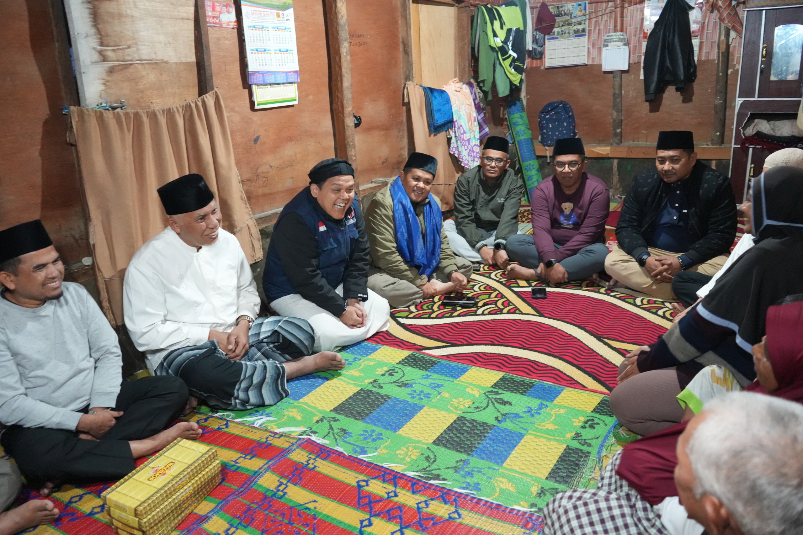 Bedah Rumah, Gubernur Mahyeldi Singgah Sahur di Taratak Tangah