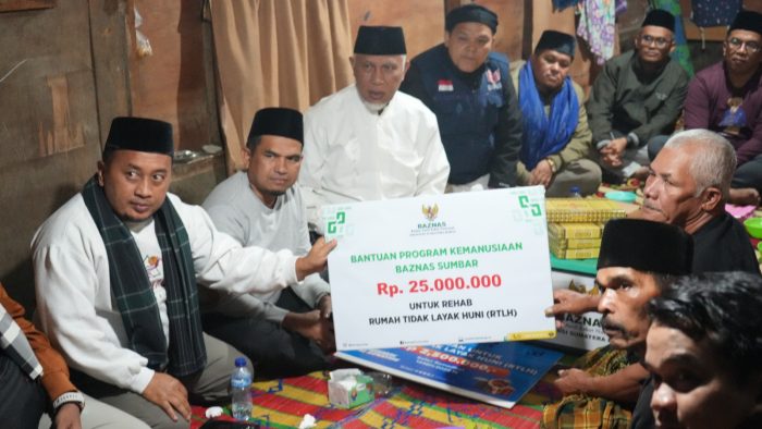 Gubernur Mahyeldi Singgah Sahur di Taratak Tangah, Serahkan Bantuan Bedah Rumah untuk Keluarga Bu Nuraniah