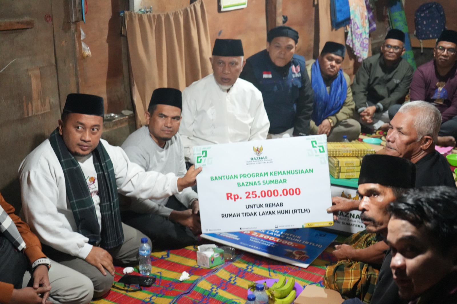 Gubernur Mahyeldi Singgah Sahur di Taratak Tangah, Serahkan Bantuan Bedah Rumah untuk Keluarga Bu Nuraniah