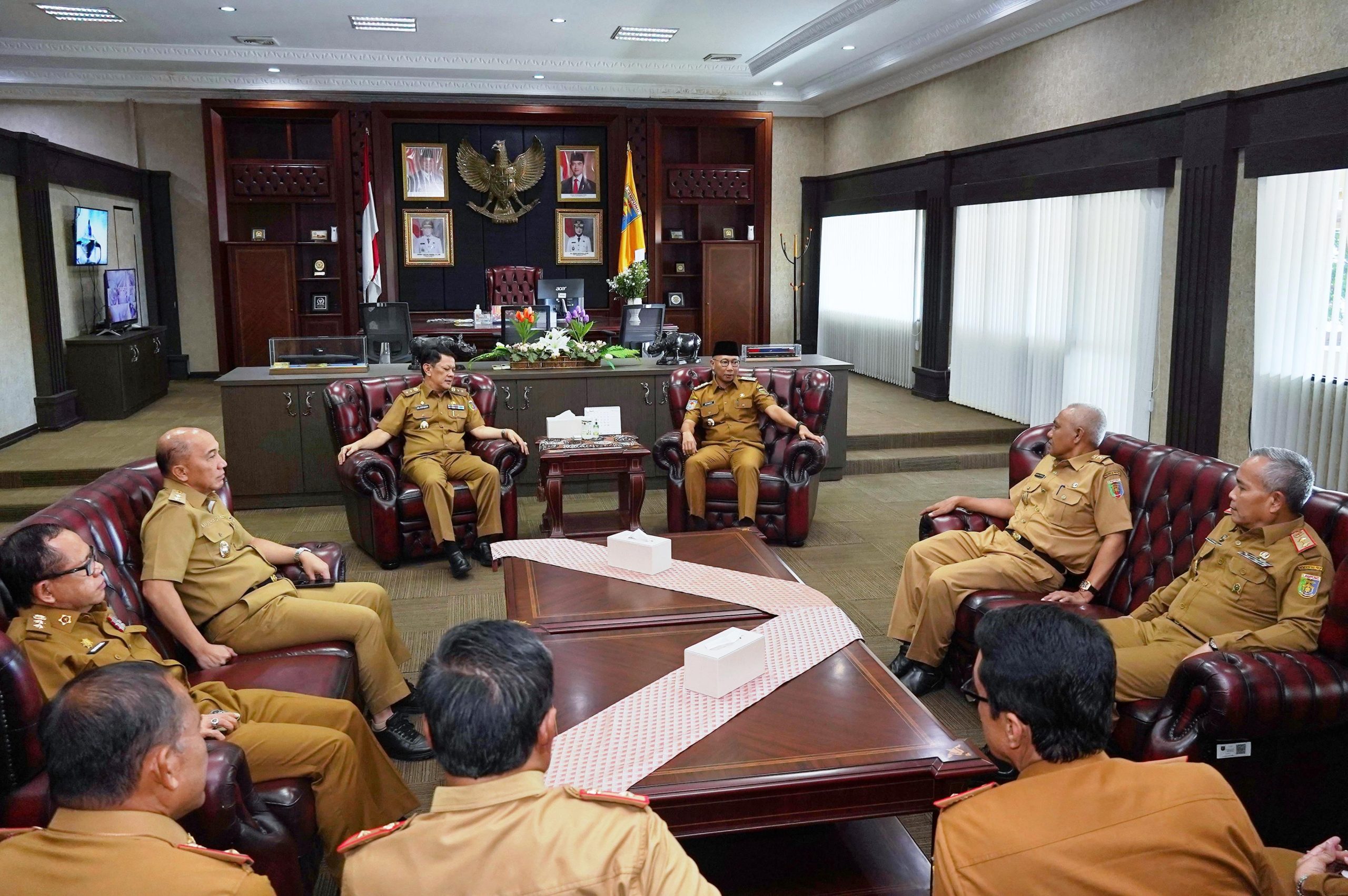 Perdana Ngantor, Gubernur Rahmat Mirzani Disambut Kepala Perangkat Daerah