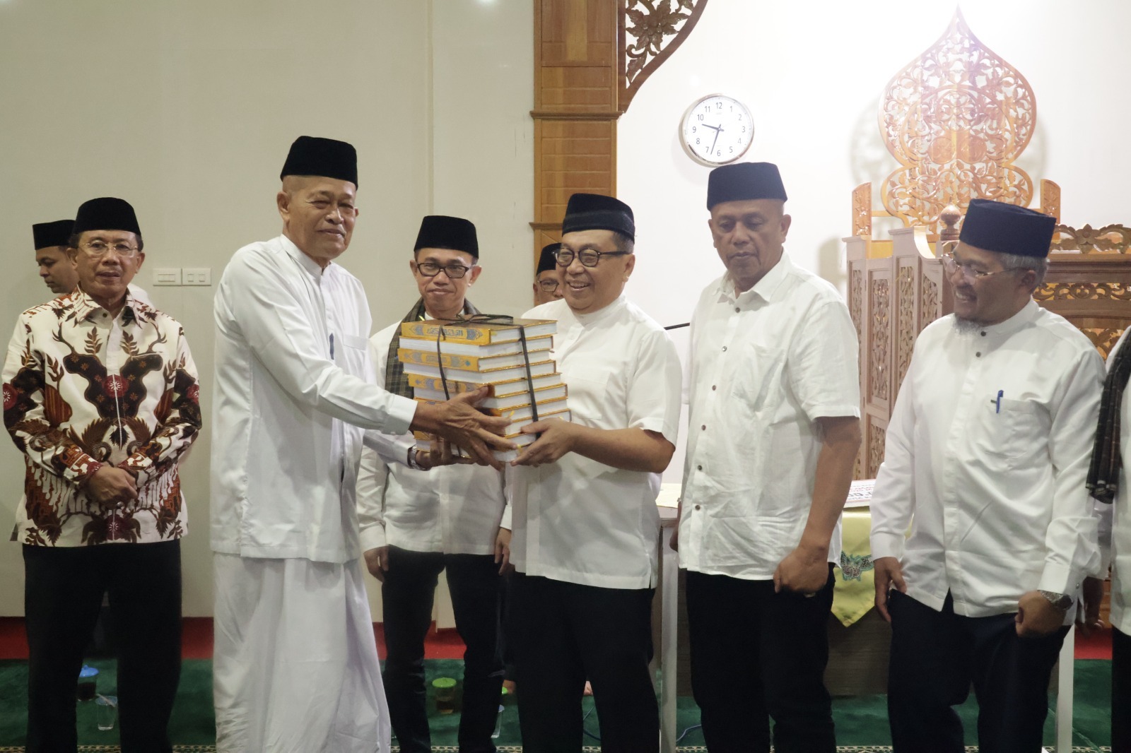 Wawako Payakumbuh Serahkan Bantuan Pemko Untuk Masjid Al Muttaqin Tanjung Pauh