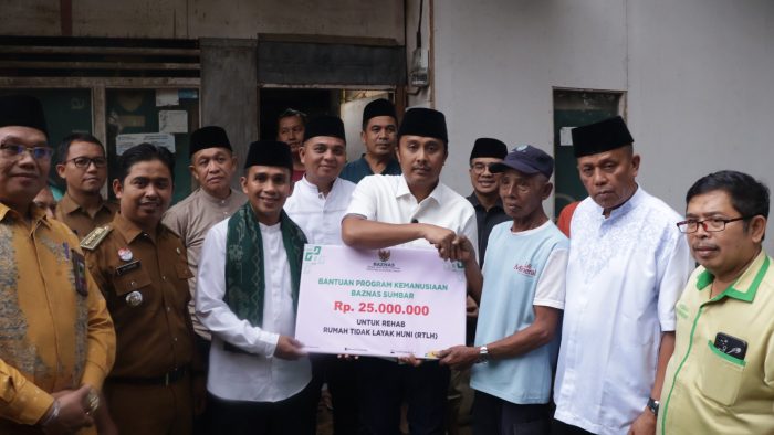 Wawako Payakumbuh Dampingi Wagub Vasco Serahkan Bantuan Rumah Layak Huni