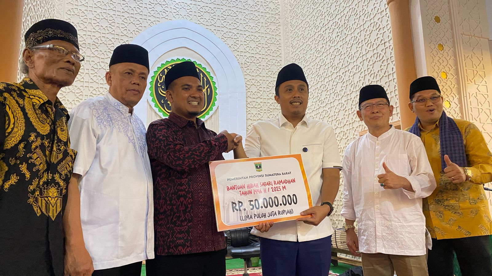 Wagub Vasko Ruseimy Salurkan Bantuan 50 juta Untuk Pembangunan Masjid Muhsinin