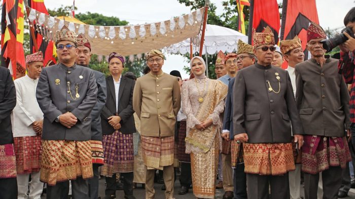 Prosesi Acara Adat 'Ngantak' Gubernur dan Istri Memasuki Mahan Agung