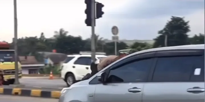 Viral, Polisi Terseret dan Nempel Di Kap Mobil di Tangerang