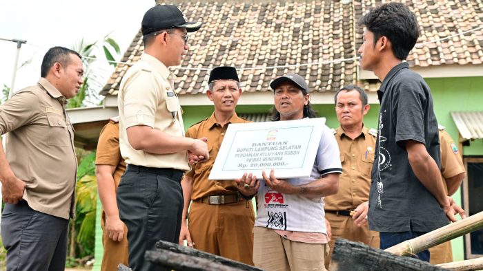 Bupati Egi Serahkan Bantuan Bedah Rumah Pasca Kebakaran di Sidomulyo
