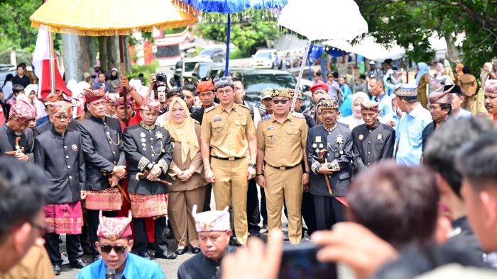 Prosesi Adat Adat Sai Batin Lima Marga Sambut Kedatangan Egi-Syaiful di Kantor Bupati