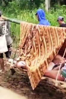 Warga Tandu Kepala Desa Menembus Hutan Selama 6 Jam Untuk Mendapat Perobatan di Lampung
