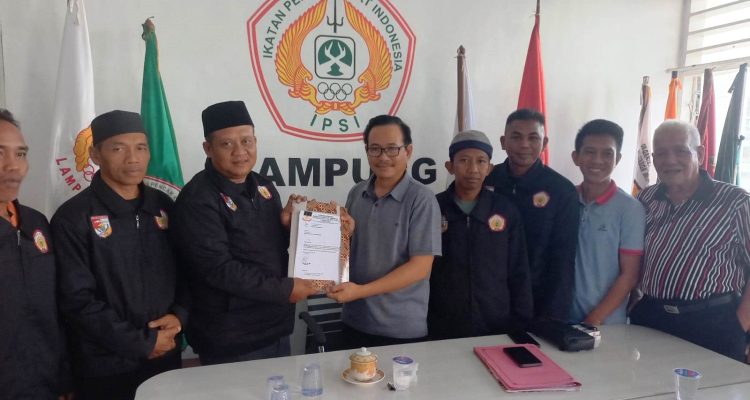 Riagus Serahkan SK IPSI Tulangbawang Barat