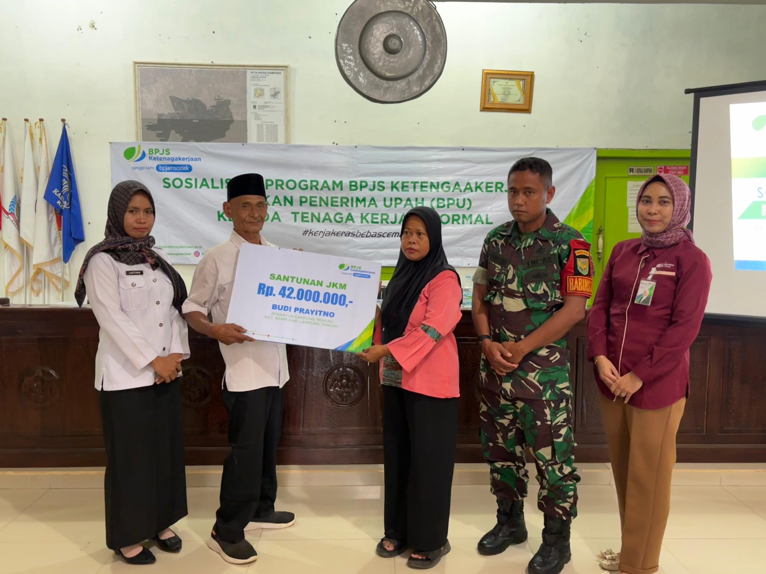 BPJamsostek Lamteng Sosialisasikan Program dan Serahkan Santunan di Kampung Rengas