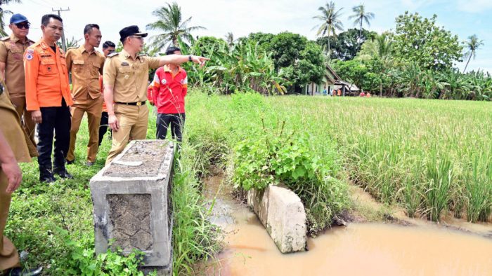 Bupati Egi Serahkan Bantuan ke Warga Terdampak di Desa Merak Belantung