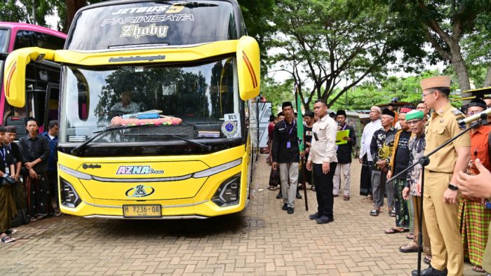 Bupati Egi Lepas 1.541 Santri Kembali ke Pondok Pesantren Lirboyo Jawa Timur