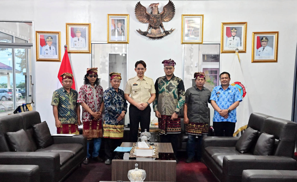 Bupati Egi Dukung Penobatan Adat Raden Imba, Dorong Kuripan Jadi Desa Budaya