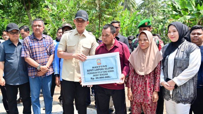 Bupati Egi Salurkan Bantuan RTLH kepada Korban Rumah Roboh di Negeri Pandan