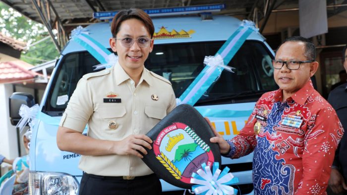 Pemkab Lampung Selatan Hibahkan Mobil Samsat Keliling ke Pemprov Lampung