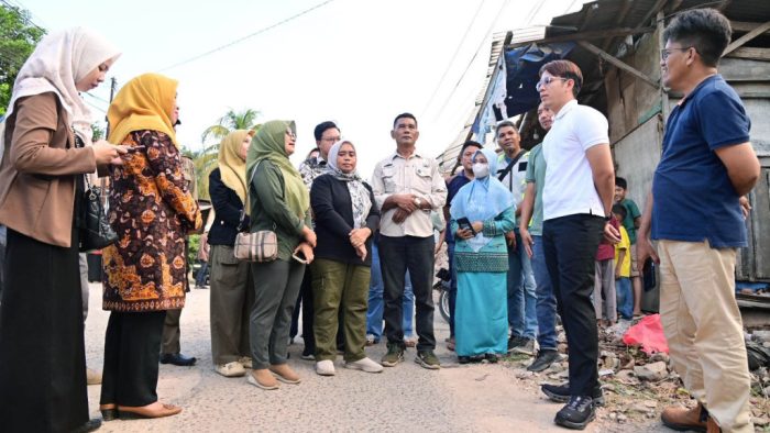 Tinjau Jalan Rusak di Hajimena, Bupati Egi: Bismillah, Tahun Ini Kita Perbaiki