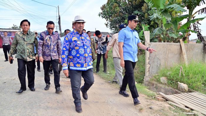 Tinjau Jalan Rusak di Sabah Balau, Bupati Egi Komitmen Perbaiki Infrastruktur