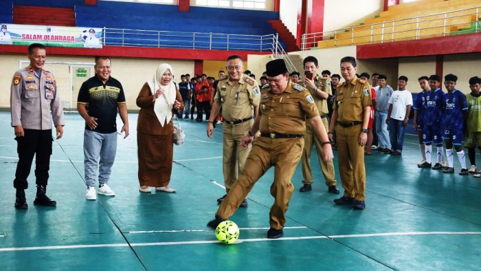 Wakil Bupati Azwar Hadi saat Kick-Off Turnamen Futrsal Antar pelajar se-Lampung Timur