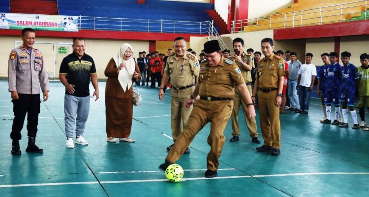 Wakil Bupati Azwar Hadi saat Kick-Off Turnamen Futrsal Antar pelajar se-Lampung Timur