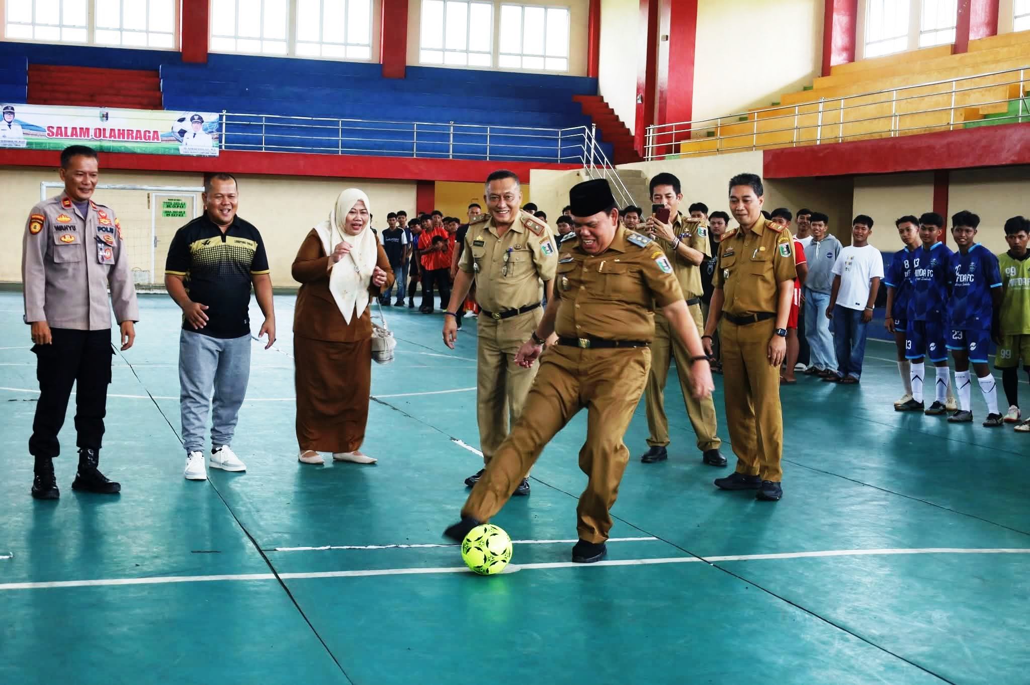 Wakil Bupati Azwar Hadi saat Kick-Off Turnamen Futrsal Antar pelajar se-Lampung Timur