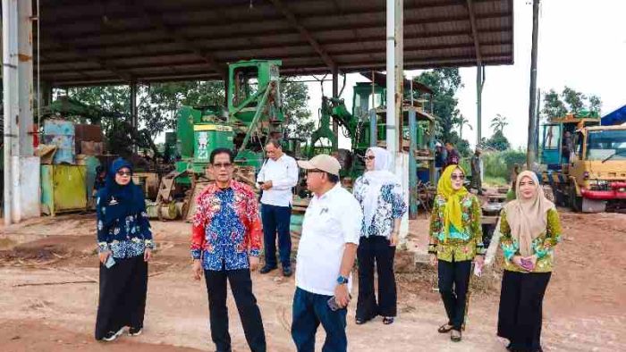 Bandar Lampung, Metropolis - Badan Pendapatan Daerah (Bapenda) Provinsi Lampung melakukan kunjungan ke perusahaan Sugar Group Company (SGC) dalam rangka penagihan tunggakan Pajak Kendaraan Bermotor (PKB) dan koordinasi penggalian potensi Pajak Air Permukaan (PAP) serta Pajak Alat Berat. Tim Bapenda Provinsi Lampung dipimpin langsung oleh Slamet Riadi selaku Kepala Bapenda Provinsi Lampung. Mereka disambut oleh Saeful Hidayat selaku perwakilan dari pihak manajemen Sugar Group Company. Kunjungan yang dilakukan pada hari ini bertujuan untuk memastikan kepatuhan SGC terhadap kewajiban perpajakan daerah sekaligus menggali potensi tambahan yang dapat meningkatkan pendapatan asli daerah (PAD). Dalam pertemuan ini juga dilakukan SGC menyatakan dengan tegas dukungan mereka untuk berkomitmen mendukung pembangunan di Provinsi Lampung dengan taat melaporkan dan membayar kewajiban pajak daerah. Dalam pertemuan tersebut, Bapenda menyampaikan data kendaraan bermotor milik SGC yang tercatat belum membayar PKB serta meminta klarifikasi atas alat berat dan pemanfaatan air permukaan yang digunakan perusahaan dalam operasionalnya. Kedua pihak juga membahas tindak lanjut inventarisasi bersama untuk penyesuaian data dan potensi. Pihak SGC menyambut baik kunjungan dan menyatakan akan mendukung upaya Pemerintah Provinsi Lampung dalam upaya optimalisasi penerimaan daerah dengan memperbaiki administrasi perpajakan mereka serta bersedia melakukan koordinasi lanjutan guna memastikan kepatuhan terhadap regulasi perpajakan yang berlaku. Kegiatan ini merupakan bagian dari upaya intensif Bapenda Provinsi Lampung untuk mengamankan sumber-sumber pendapatan daerah sekaligus mendorong kesadaran dan tanggung jawab pajak bagi pelaku usaha besar di wilayah Lampung. Komdigi/Adpim Prov Lampung