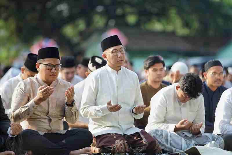 Gubernur Mirza Sholat Idul Adha Bersama Ribuan Masyarakat