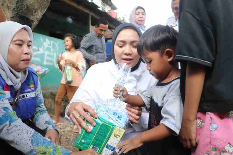 Pemprov Salurkan Bansos untuk Korban Banjir di Way Lunik