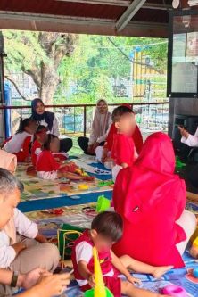 Anak dan Orangtua saat di selasar Ruang Publik Terpadu Ramah Anak (RPTRA) Nyiur Melambai (Foto:Poet)