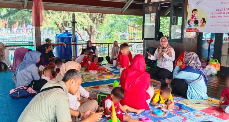 Anak dan Orangtua saat di selasar Ruang Publik Terpadu Ramah Anak (RPTRA) Nyiur Melambai (Foto:Poet)