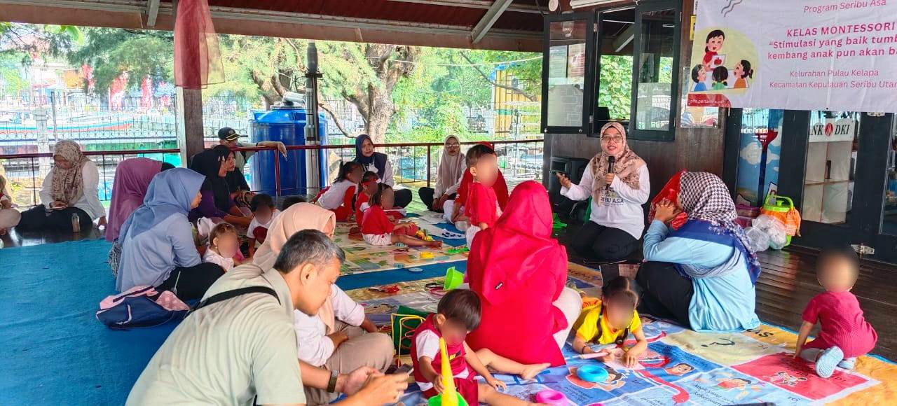 Anak dan Orangtua saat di selasar Ruang Publik Terpadu Ramah Anak (RPTRA) Nyiur Melambai (Foto:Poet)