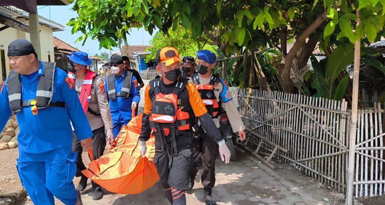 Tim SAR Gabungan Evakuasi Jenazah Nelayan Banten di Perairan Pulau Sebesi