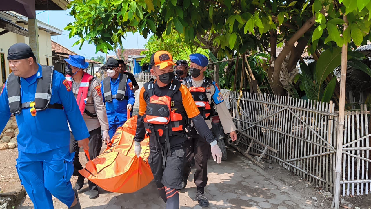 Tim SAR Gabungan Evakuasi Jenazah Nelayan Banten di Perairan Pulau Sebesi