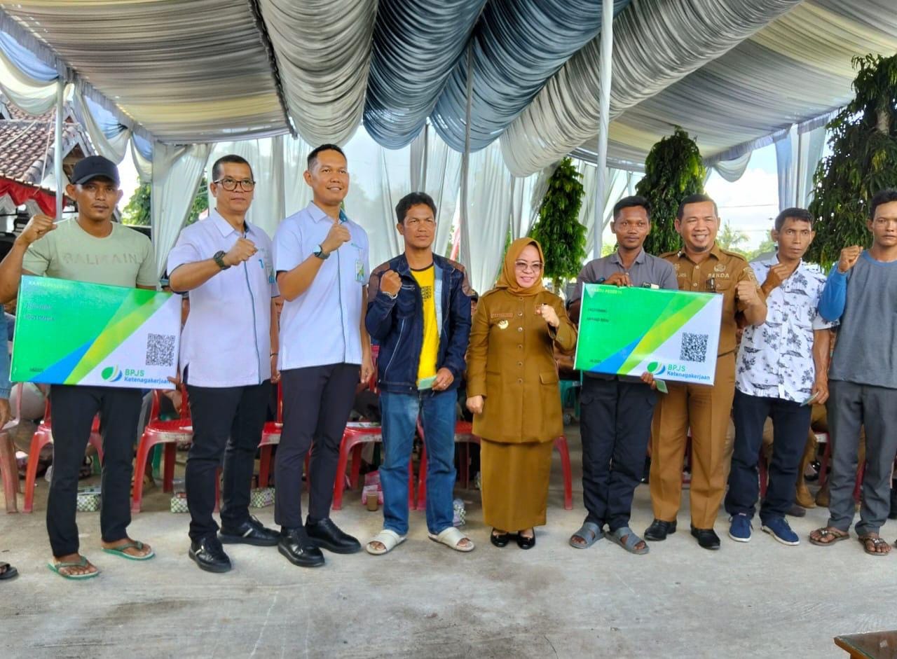BPJS-TK Serahkan Kartu Kepesertaan untuk 706 Pekerja Sawit Mesuji
