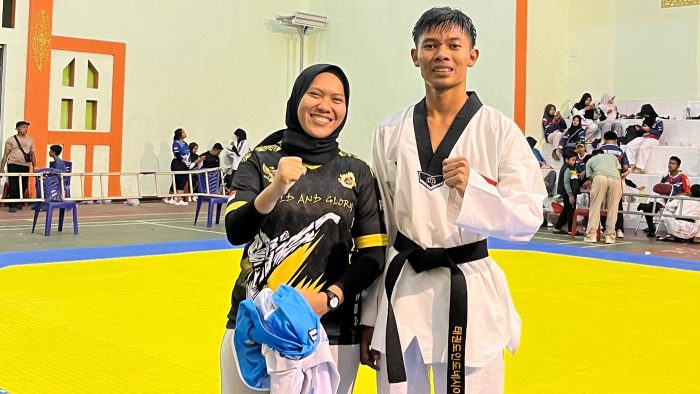 Atlet Taekwondo Glory Natar Amar Andreansyah dan ketua pengkab Taekwondo Lampung Selatan Mulyani Dinda Yulia