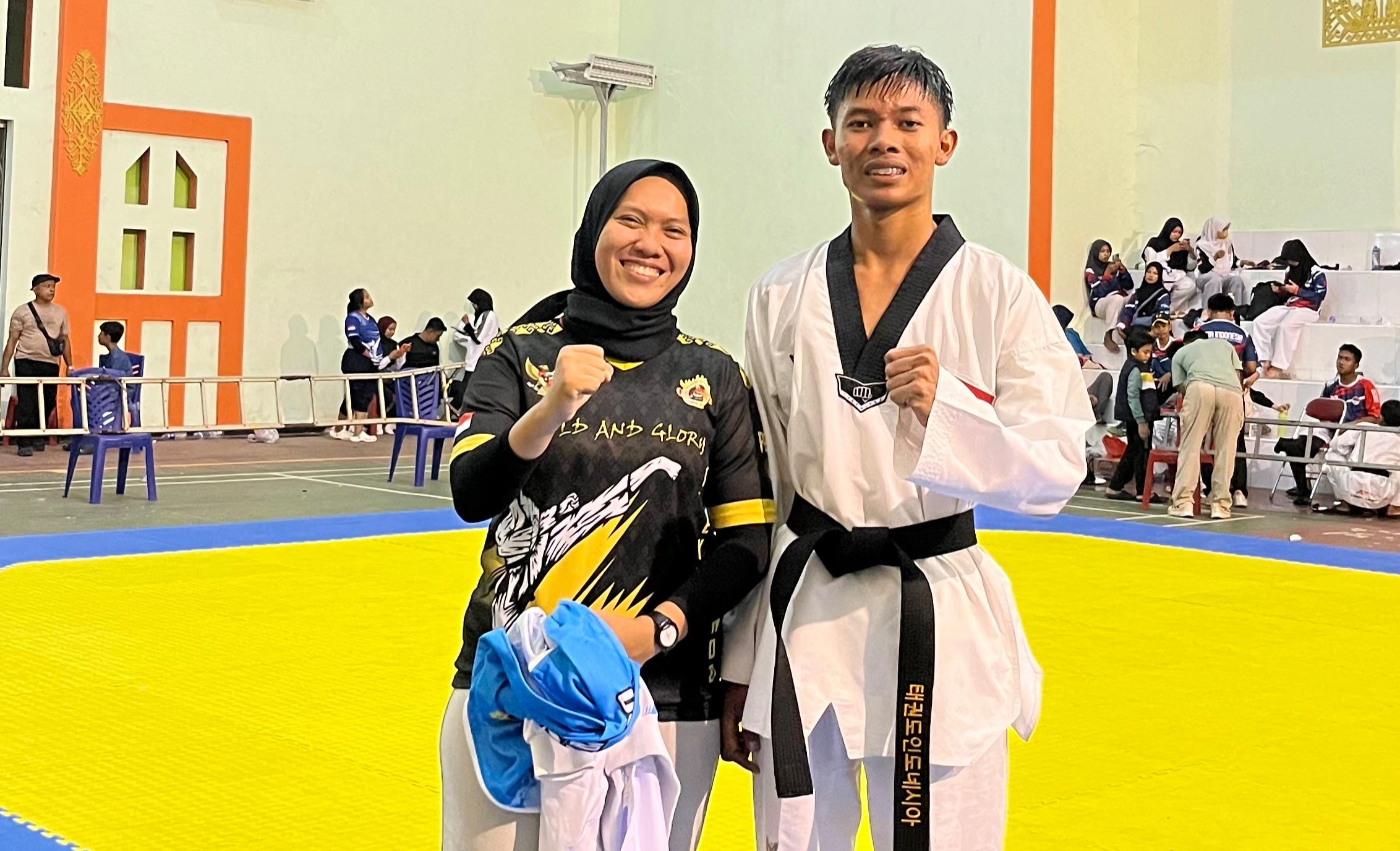 Atlet Taekwondo Glory Natar Amar Andreansyah dan ketua pengkab Taekwondo Lampung Selatan Mulyani Dinda Yulia