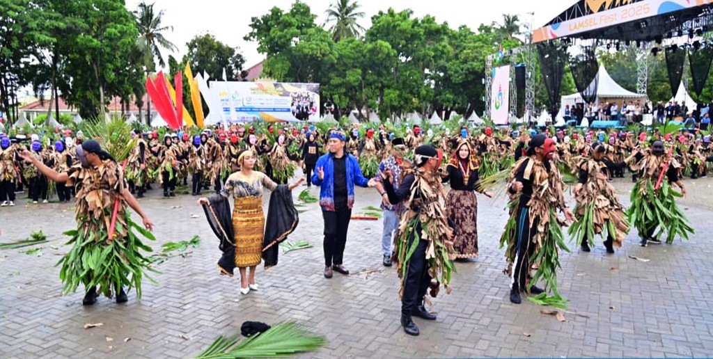 Keren, 6.573 Peserta Guncang Pawai Budaya Lamsel Fair 2025 di Kalianda