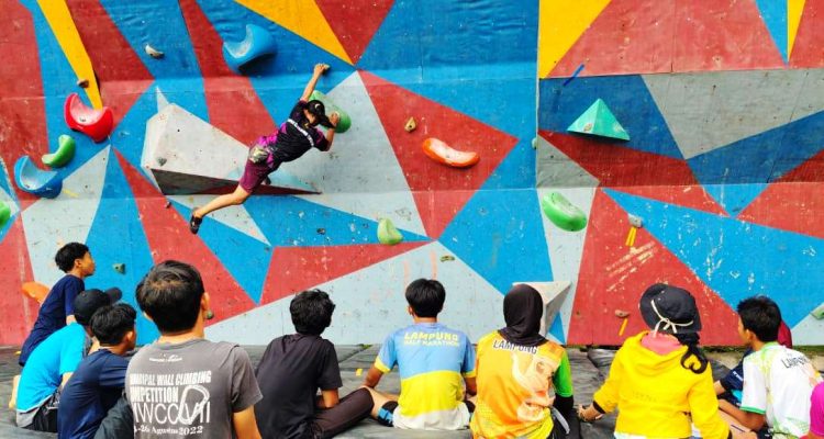 Atlet FPTI saat Pelatda di Venue Wall Climbing di PKOR Lampung