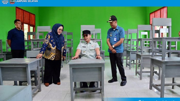 Bupati Egi Ultimatum SMPN 1 Rajabasa Bereskan Fasilitas Sekolah dalam Sepekan Bupati Egi Ultimatum SMPN 1 Rajabasa Bereskan Fasilitas Sekolah dalam Sepekan