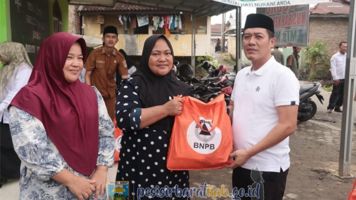 Bupati Pesibar Sambangi MtS NU Pasca Kebakaran di Pasar Mulya Bupati Pesibar Sambangi MtS NU Pasca Kebakaran di Pasar Mulya