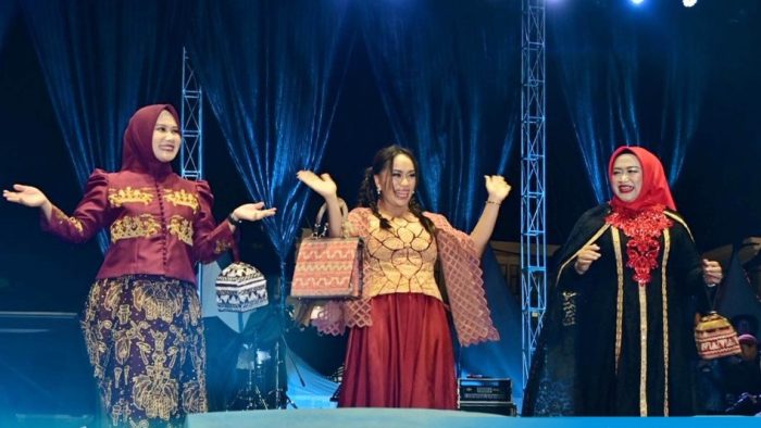 Busana Desainer Lokal Lampung Selatan Curi Perhatian di Lamsel Fest 2025 Busana Desainer Lokal Lampung Selatan Curi Perhatian di Lamsel Fest 2025