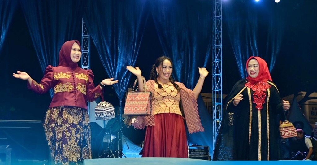 Busana Desainer Lokal Lampung Selatan Curi Perhatian di Lamsel Fest 2025