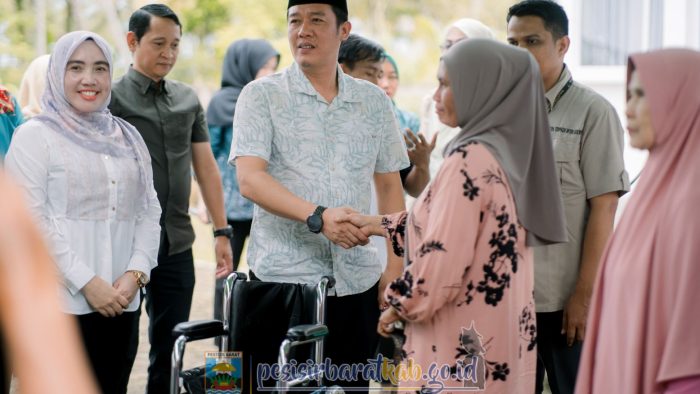Bupati Dedi Irawan Salurkan Bantuan Simbolis ATENSI Pada 120 Penerima Manfaat Bupati Dedi Irawan Salurkan Bantuan Simbolis ATENSI Pada 120 Penerima Manfaat