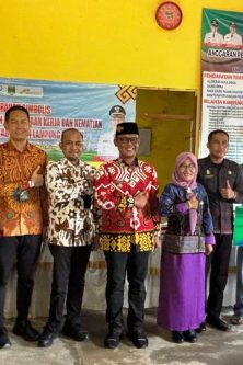 Bupati Lampung Tengah Serahkan Kartu BPJS Ketenagakerjaan untuk 362 Nelayan Rentan