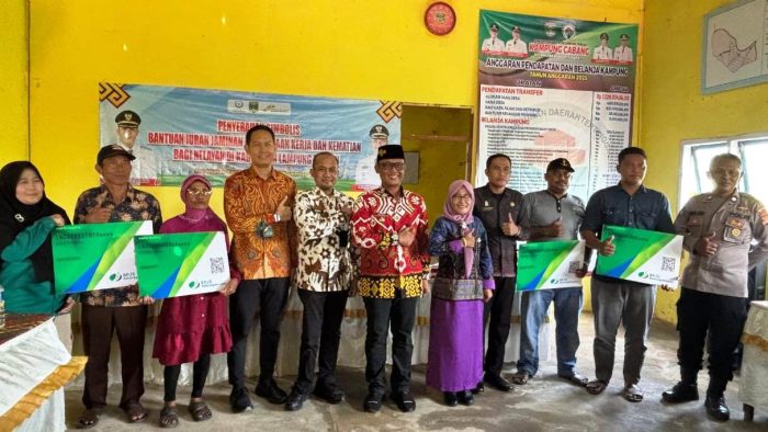 Bupati Lampung Tengah Serahkan Kartu BPJS Ketenagakerjaan untuk 362 Nelayan Rentan Bupati Lampung Tengah Serahkan Kartu BPJS Ketenagakerjaan untuk 362 Nelayan Rentan
