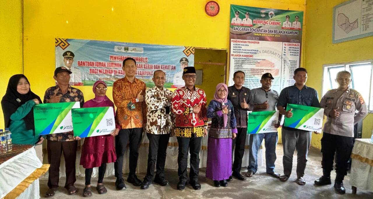 Bupati Lampung Tengah Serahkan Kartu BPJS Ketenagakerjaan untuk 362 Nelayan Rentan