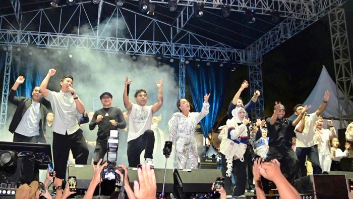 Silet Open Up Guncang Penutupan Lamsel Fest 2025 di Lautan Massa Kalianda Silet Open Up Guncang Penutupan Lamsel Fest 2025 di Lautan Massa Kalianda