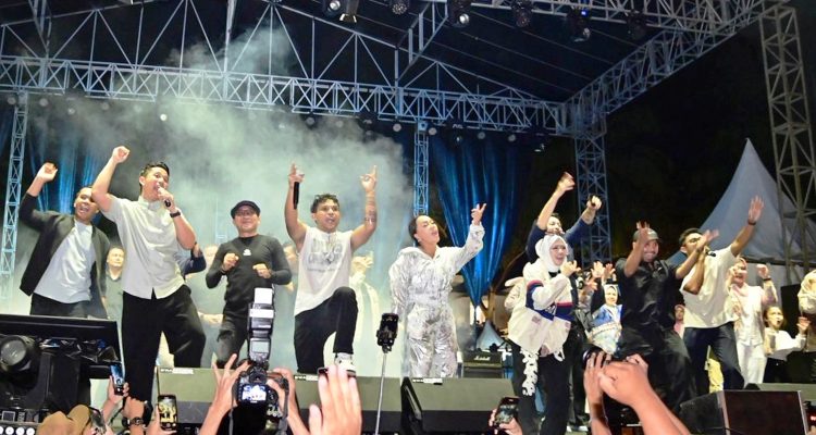 Silet Open Up Guncang Penutupan Lamsel Fest 2025 di Lautan Massa Kalianda