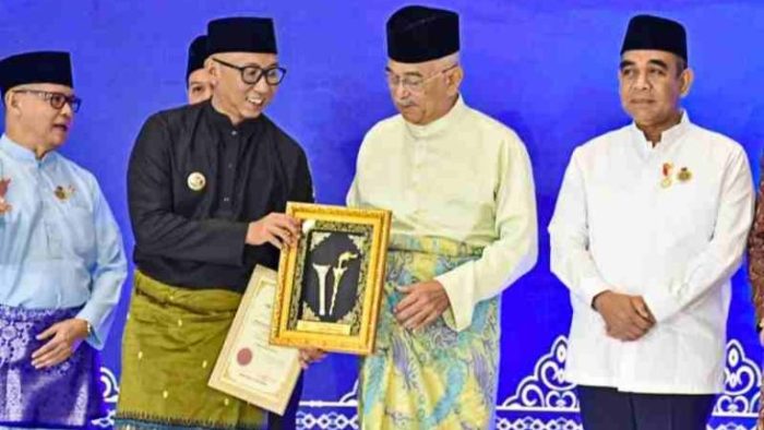 Gubernur Mirza Terima Anugerah Tun Perak dari DMDI yang Diikuti oleh 18 Negara Gubernur Mirza Terima Anugerah Tun Perak dari DMDI yang Diikuti oleh 18 Negara