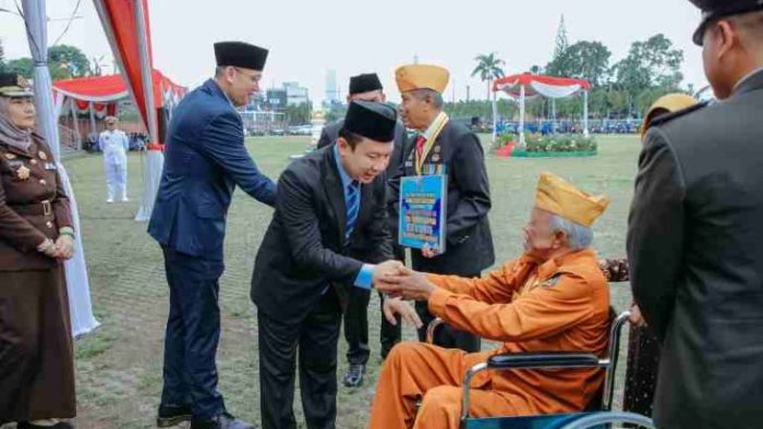 Pemprov Lampung Serahkan Bantuan kepada Veteran pada Peringatan Hari Pahlawan 2025 Pemprov Lampung Serahkan Bantuan kepada Veteran pada Peringatan Hari Pahlawan 2025