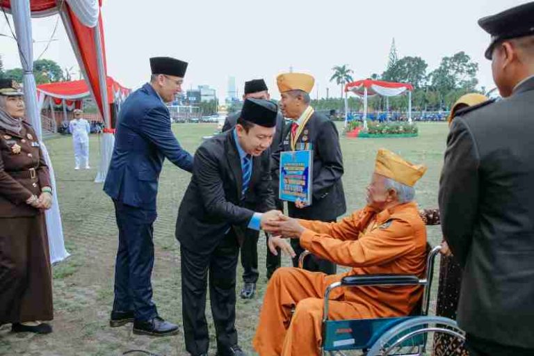 Pemprov Lampung Serahkan Bantuan kepada Veteran pada Peringatan Hari Pahlawan 2025